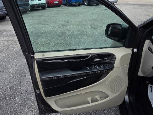 Used 2019 Dodge Grand Caravan SXT FWD image 6