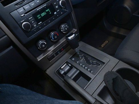 Used 2012 Jeep Liberty Sport AWD/4WD image 32