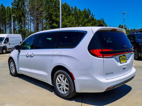 New 2027 Chrysler Pacifica Select FWD image 5