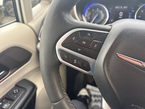 Used 2023 Chrysler Voyager LX image 27