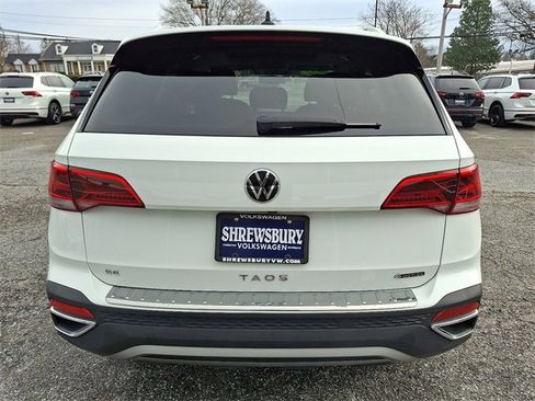 Used 2022 Volkswagen Taos SE w/ Panoramic Sunroof Package image 5