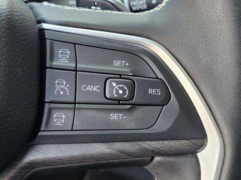Used 2024 Jeep Grand Cherokee Limited w/ Luxury Tech Group II RWD image 33