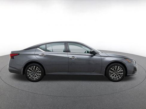 Used 2025 Nissan Altima 2.5 SV FWD image 14
