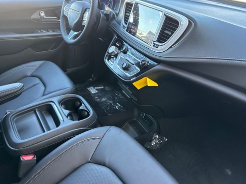 New 2027 Chrysler Pacifica Select FWD image 14