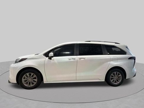 Used 2023 Toyota Sienna XLE FWD image 2