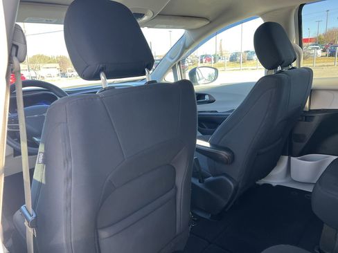 Used 2017 Chrysler Pacifica Touring image 22
