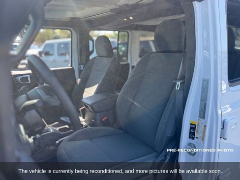 Used 2025 Jeep Wrangler Unlimited Sahara AWD/4WD image 11