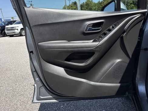 Used 2019 Chevrolet Trax LT w/ LT Convenience Package FWD image 28