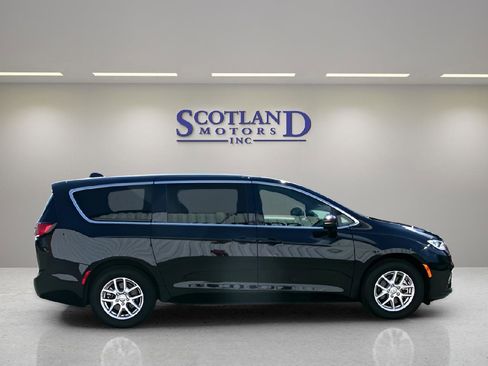 Used 2025 Chrysler Pacifica Select FWD image 5