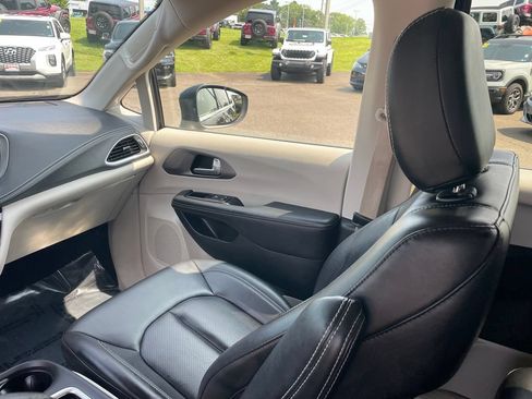 Used 2023 Chrysler Pacifica Touring-L FWD image 24