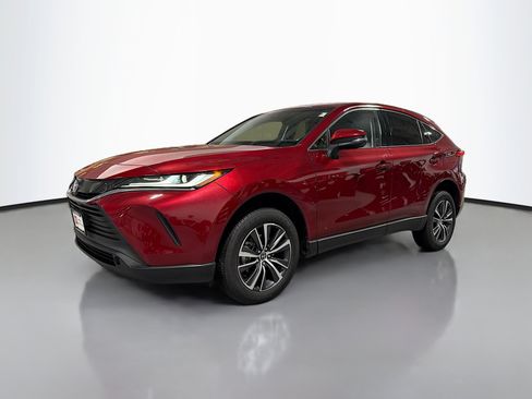 Used 2023 Toyota Venza LE image 3