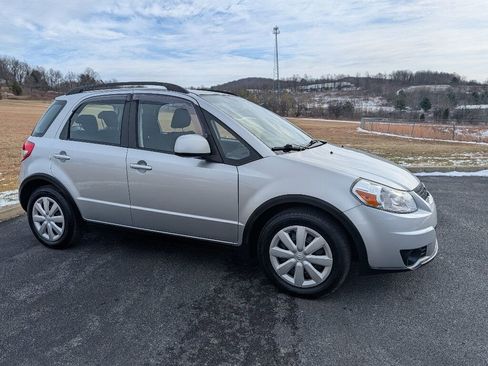 Used 2011 Suzuki SX4 AWD Hatchback image 2
