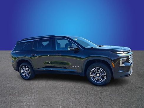 Used 2024 Chevrolet Traverse LT FWD image 3