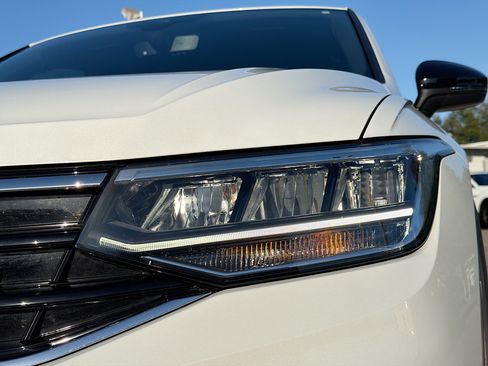 Used 2023 Volkswagen Tiguan SE R-Line image 9