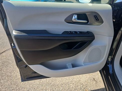 Used 2023 Chrysler Pacifica Touring-L FWD image 10