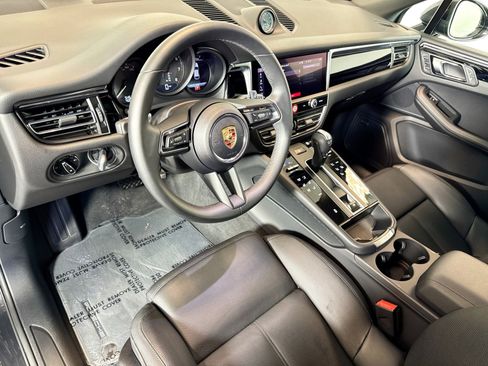 Certified 2025 Porsche Macan AWD/4WD image 4