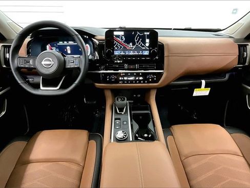 New 2025 Nissan Pathfinder Platinum image 5