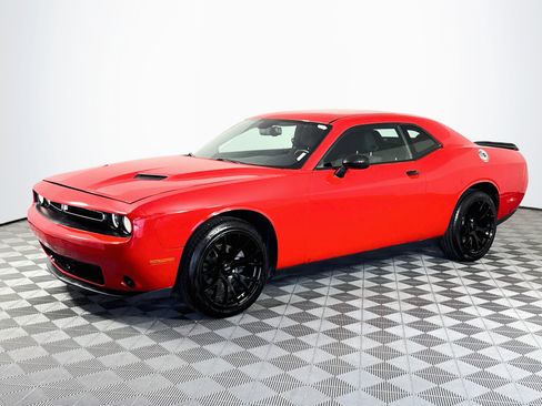 Used 2016 Dodge Challenger SXT RWD image 4