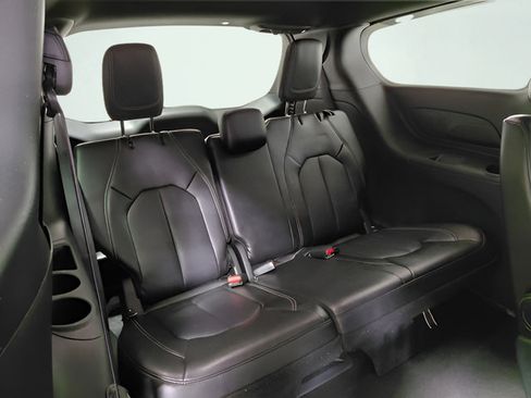 Used 2025 Chrysler Pacifica Select FWD image 6