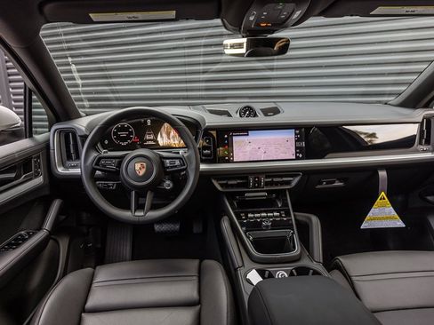 Used 2025 Porsche Cayenne Coupe image 12