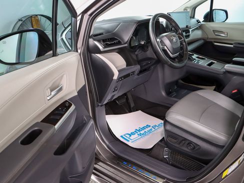Used 2022 Toyota Sienna XLE image 3