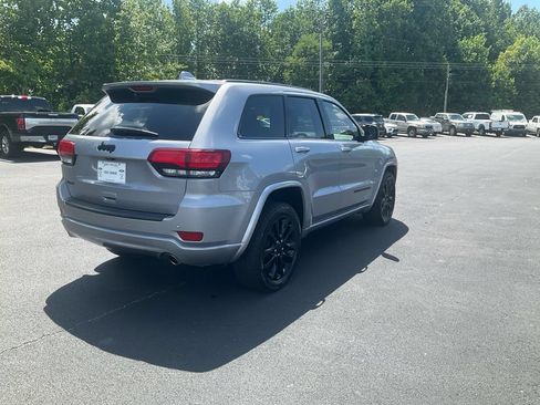 Used 2019 Jeep Grand Cherokee Altitude AWD/4WD image 5