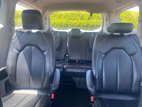 Used 2023 Chrysler Pacifica Touring-L image 39