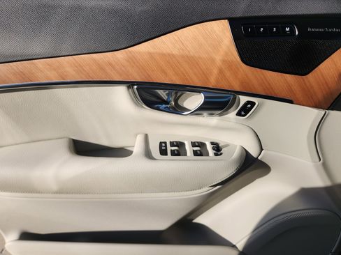 Used 2022 Volvo XC90 T6 Momentum w/ Advanced Package image 27