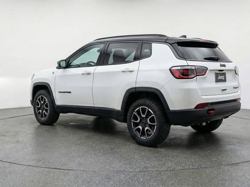 Used 2025 Jeep Compass Trailhawk image 6