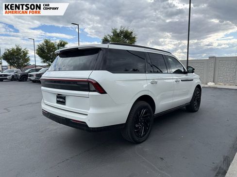 Used 2025 Lincoln Navigator Reserve AWD/4WD image 4