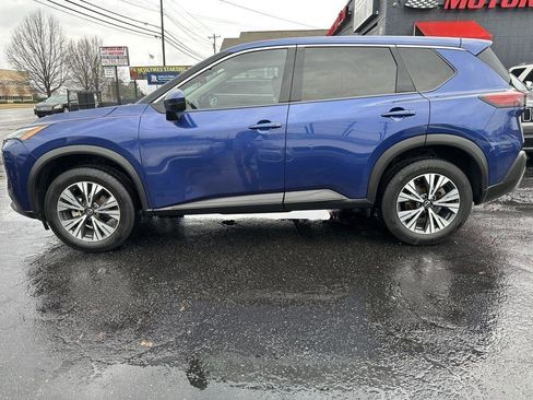 Used 2021 Nissan Rogue SV image 2