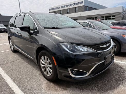 Used 2019 Chrysler Pacifica Touring-L FWD image 3