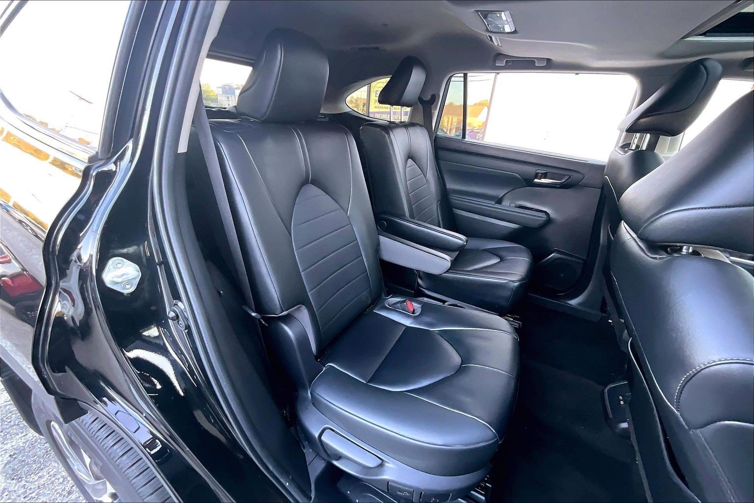 Used 2023 Toyota Highlander XLE AWD/4WD image 25