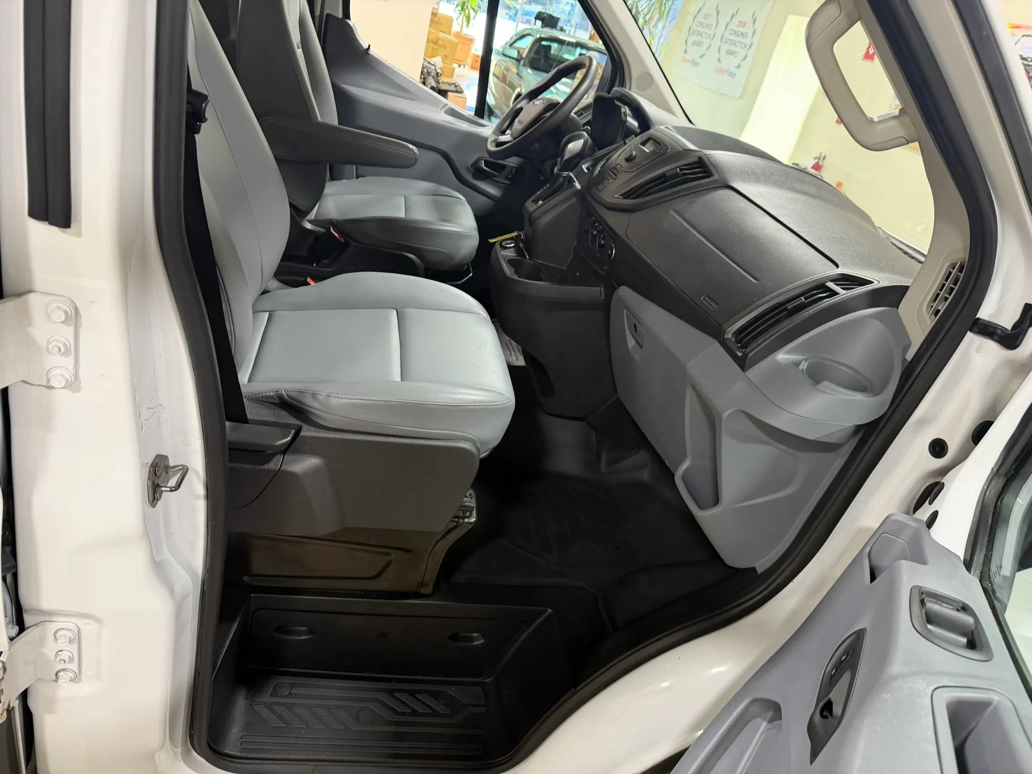 Used 2018 Ford Transit 150 XL RWD image 31