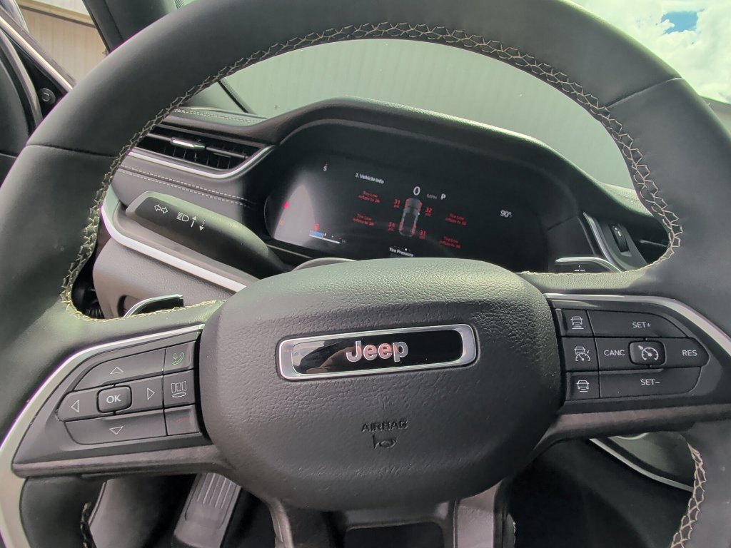 Used 2025 Jeep Grand Cherokee Limited w/ Luxury Tech Group II AWD/4WD image 14