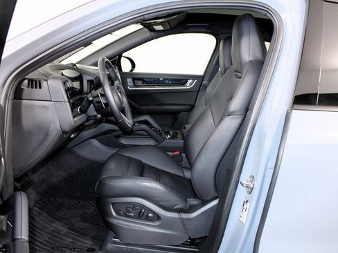 Certified 2024 Porsche Cayenne Coupe image 5