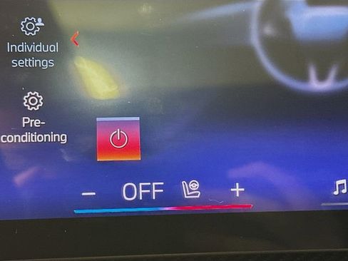 Used 2025 BMW X7 M60i w/ Executive Package image 22