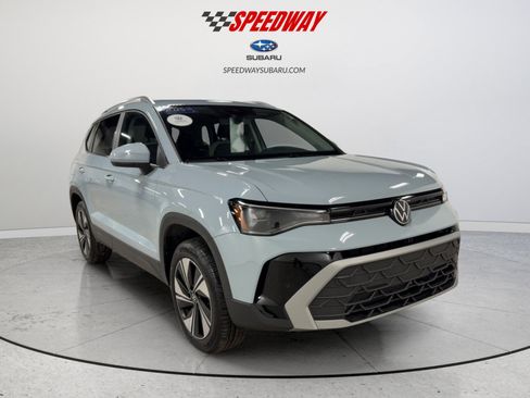 Used 2025 Volkswagen Taos SE image 3