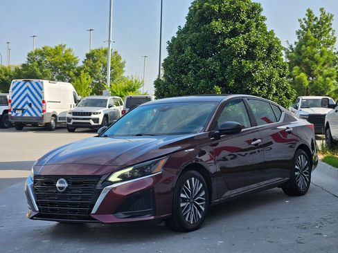Used 2025 Nissan Altima 2.5 SV FWD image 3