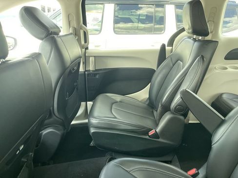 Used 2023 Chrysler Pacifica Touring-L FWD image 4