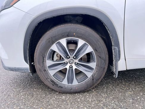 Used 2024 Toyota Highlander XLE image 10