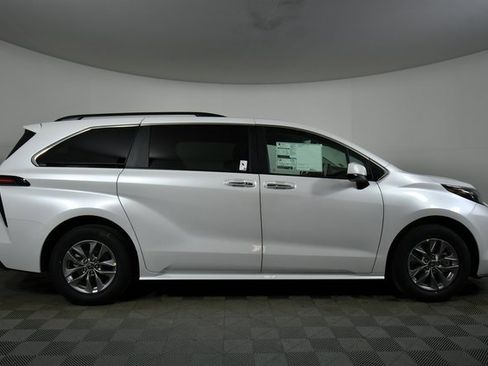 New 2026 Toyota Sienna XLE image 15