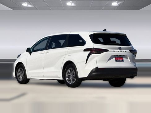 Used 2024 Toyota Sienna LE image 8