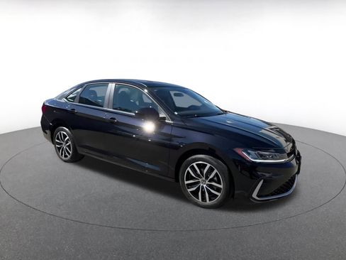 Used 2025 Volkswagen Jetta SE image 2