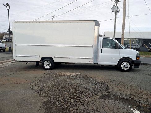 Used 2018 GMC Savana 3500 Extended w/ Driver Convenience Package image 4