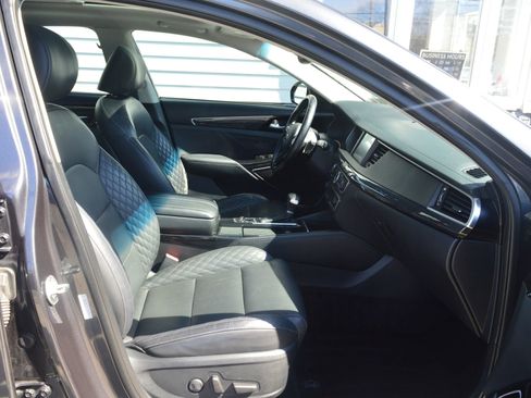 Used 2018 Kia Cadenza Limited image 17