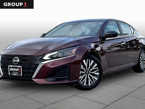 Used 2025 Nissan Altima 2.5 SV FWD image 1