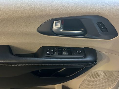 Used 2024 Chrysler Pacifica Limited FWD image 13