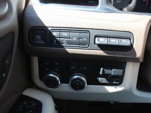 Used 2021 GMC Yukon XL Denali w/ Denali Premium Package image 29