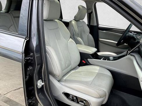 Used 2023 Jeep Grand Cherokee Overland w/ Luxury Tech Group IV RWD image 9